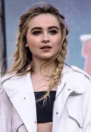 How tall is Sabrina Carpenter?